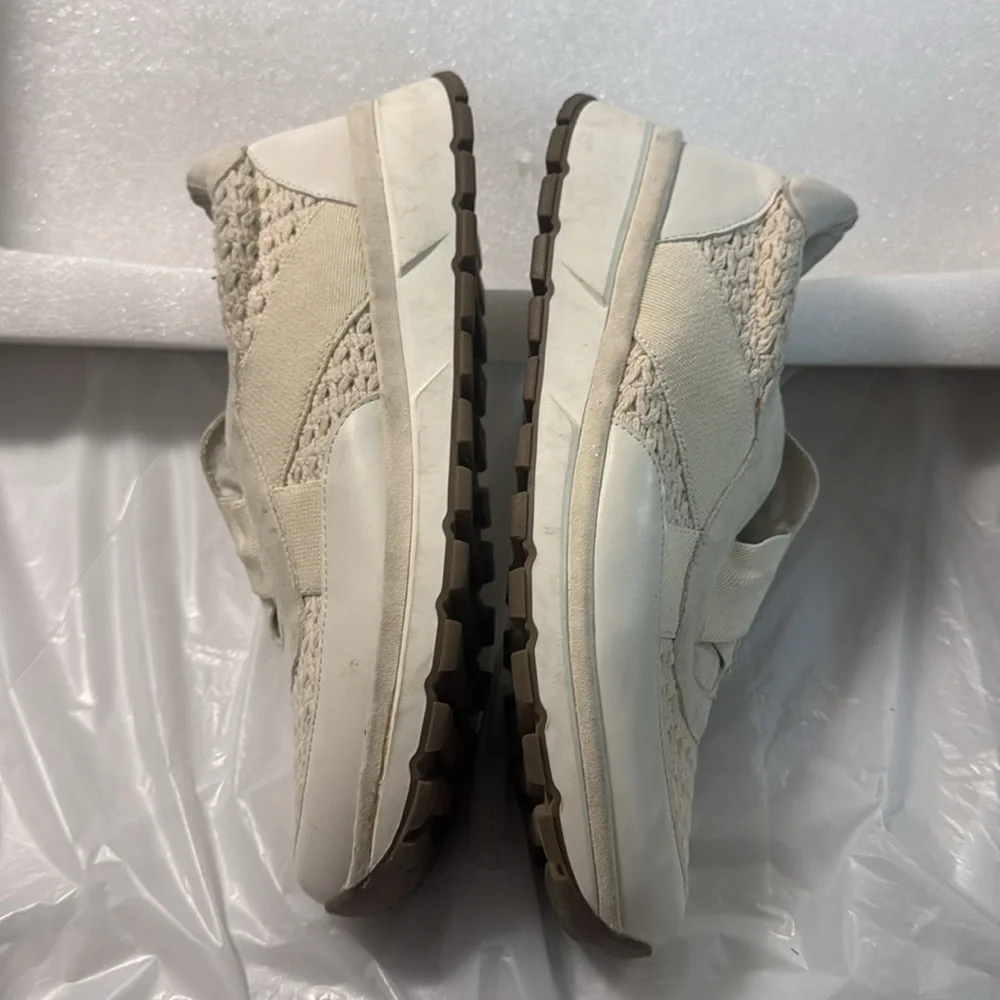 Reaction by Kenneth Cole slip on sneakers in creamy almond color NWOT Size 10